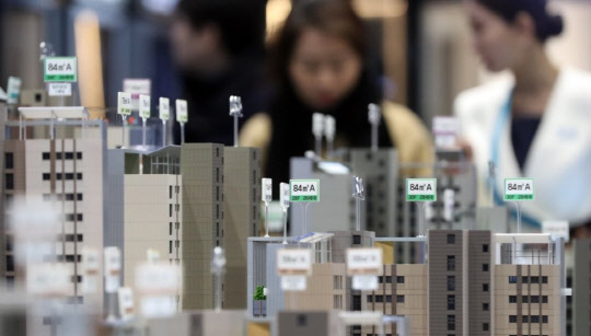 서울 접근성이 떨어지고 소형면적인 신혼부부 특별공급 물량이 실수요자들에게 외면받고 있는 것으로 나타났다. 사진은 한 아파트 견본주택 내부 모습. <연합뉴스>